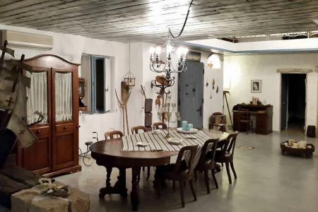 Παραθαλάσσιες κατοικίες 1.300 τ.μ προς πώληση